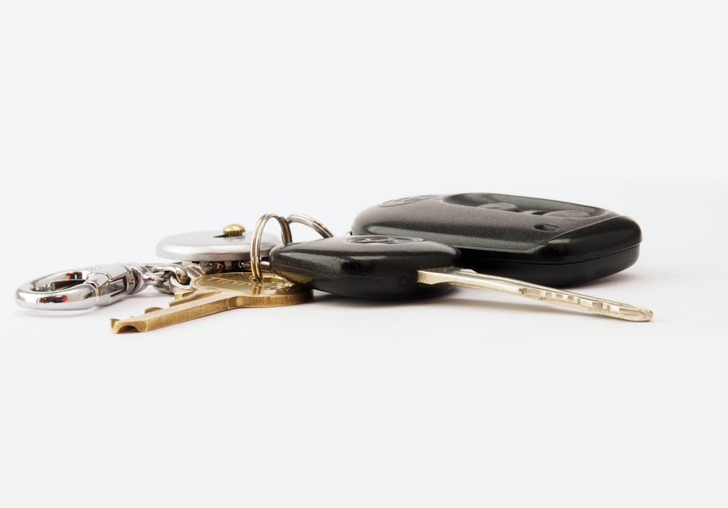 Fetid Key OSRS Detailed image of car keys on a white surface, including a key fob and keychain.