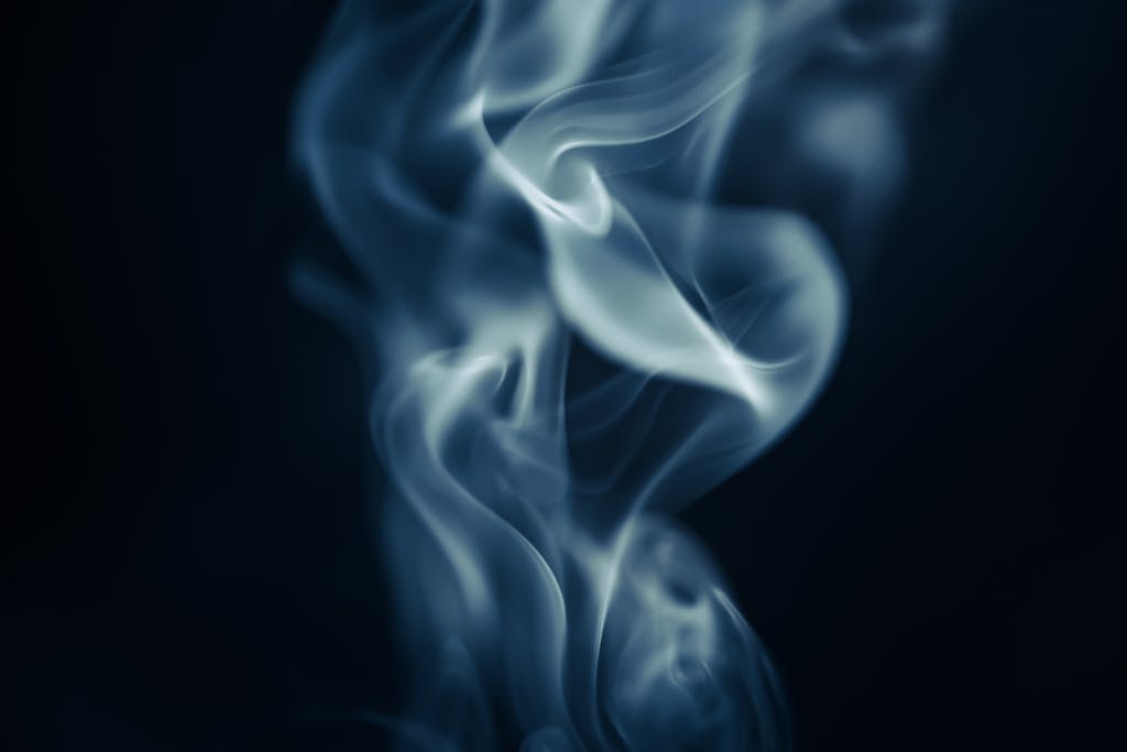  veb vatsap com Captivating close-up of swirling smoke against a dark backdrop, perfect for abstract themes.